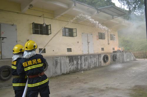 海峽科化龍巖三家單位聯合舉行民爆物品儲存反恐怖（縱火）應急預案演練。兼職消防人員撲滅倉庫火��?��?葉莉攝[2].jpg