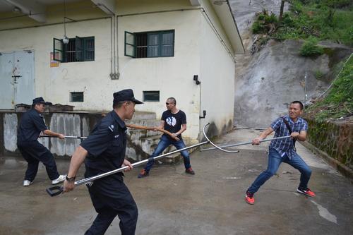 海峽科化龍巖三家單位聯合舉行民爆物品儲存反恐怖（縱火）應急預案演練。圖為保衛(wèi)人員與暴恐嫌疑人搏斗��?葉莉攝[2].jpg