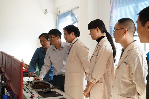 葉莉：吳彩洪董事長到龍巖分公司調(diào)研。圖為深入江山乳二車間試驗線中控室查看，與技術(shù)方負(fù)責(zé)人親切交��?[2].jpg