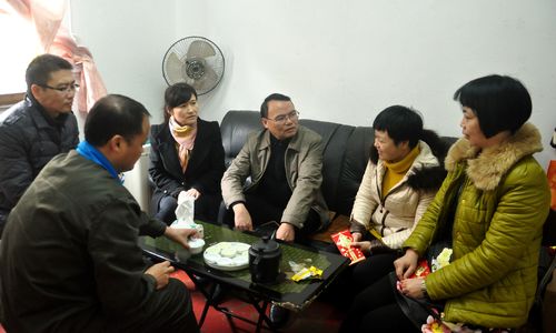 機電控股集團陳伯煒副總一行節(jié)前深入?？朴来悍止疚繂柣疾÷毠?。(陳宏金)[2].jpg