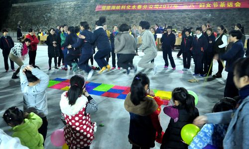 永春分公司三八節(jié)活動(dòng)：光腳跳“指壓板”。（陳宏金）[3].jpg