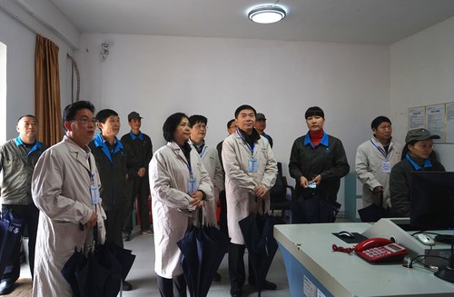 省國資委第二外派監(jiān)事會主席林志坤到海峽科化龍巖分公司調(diào)研。圖為調(diào)研組深入車間監(jiān)控室。葉莉攝[3].jpg