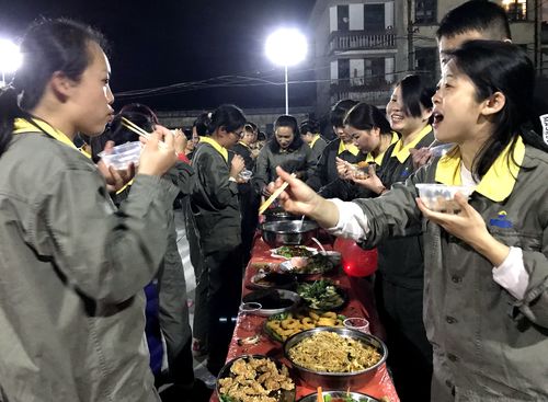 陳宏金：永春分公司女工開展廚藝大比拼“長(zhǎng)桌宴”活動(dòng)。.jpg