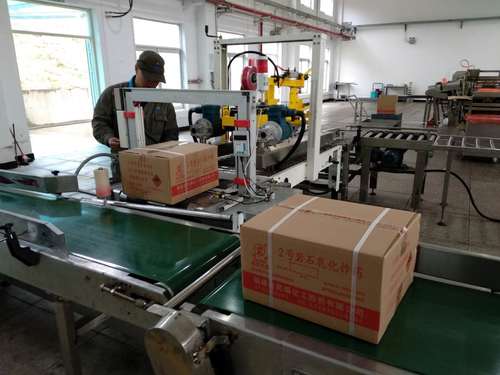 鐘強光：機修人員對乳化二車間成品輸送皮帶進行技術(shù)改裝.jpg
