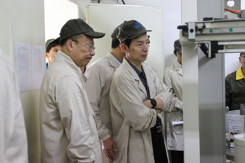圖1：專家組組長曹曉宏帶領(lǐng)專家在現(xiàn)場了解、考察設(shè)備運行情況.jpg