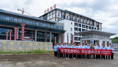 在寧化黨校門口與授課教師張林誠(chéng)合影留念.jpg