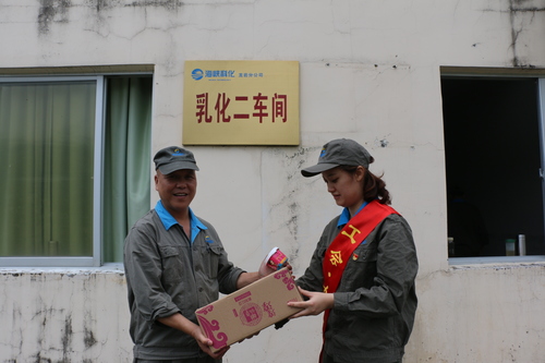 張力燕：龍巖分公司女工委組織女工黨員開展“戰(zhàn)高溫、防酷暑、保安全”送清涼活動1.jpg