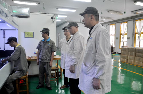 （建議采用）陳玉�?機(jī)電（控股）公司黨委委員、副總經(jīng)理陳伯煒一行深入電子雷管生產(chǎn)線檢查_調(diào)整大小.JPG