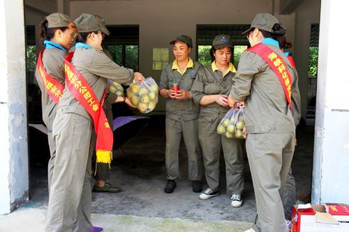 陳宏金：福安分公司工會、女工委到生產(chǎn)一線為職工送清涼�?.jpg