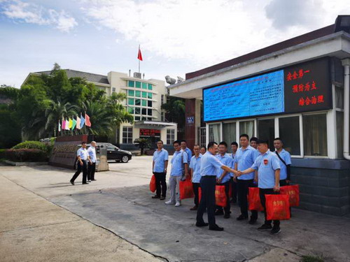 永安雙華公司李維德：永安雙華公司工會積極開展夏季“送清涼、保安全”活動_調(diào)整大小.jpg