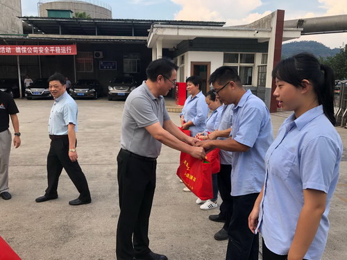 永安雙華公司吳泉艷：海峽科化黨委書記、董事長(zhǎng)吳彩洪為雙華公司員工送清涼現(xiàn)場(chǎng)_調(diào)整大小.jpg