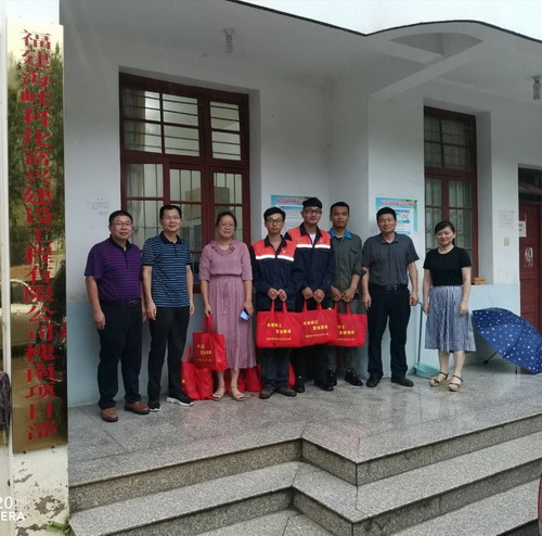 富興建設-來慶�?海峽科化公司領導到富興建設公司槐南項目部慰問一線職工_調整大小.jpg