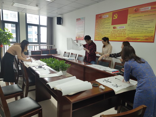?？剖∶?#65533;?劉敏 省民爆公司工會(huì)開展“習(xí)言習(xí)語 學(xué)思踐悟”獻(xiàn)墨活�?_調(diào)整大小.jpg