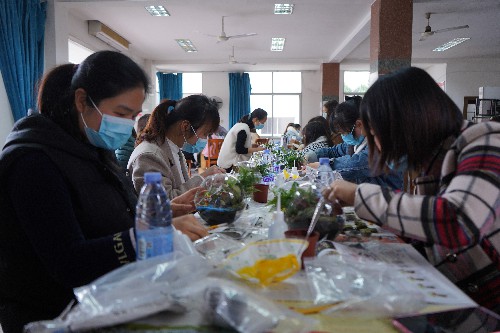 烽林連珂瑩：烽林分公司舉辦慶“三八”花藝、微景觀植物DIY活動(dòng)3~1.jpg