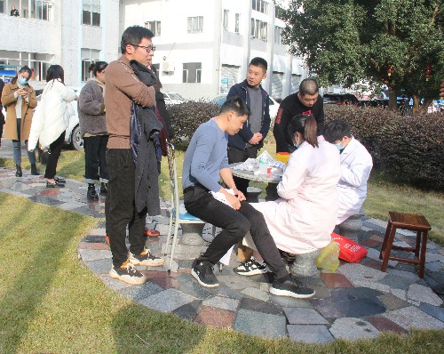 福安分公司胡廷淦：圖為福安分公司員工排隊接種疫苗1~1.jpg