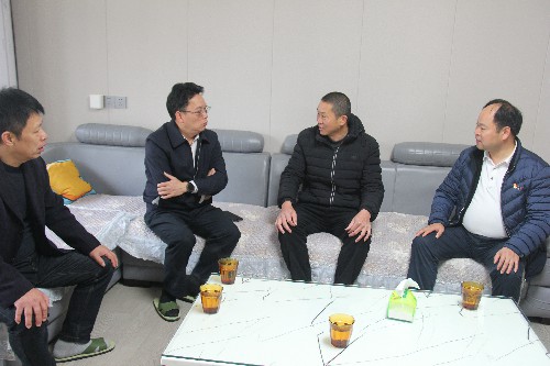 福安分公司胡廷淦：圖�?2�?2日海峽科化公司黨委副書記、總經(jīng)理顏建議走訪慰問福安分公司“一對一結對幫扶”困難職工~1.jpg