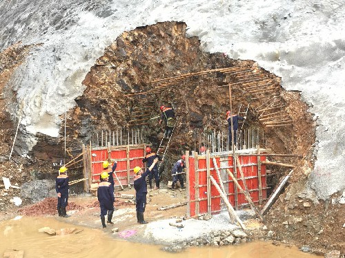 （建議采用）富興建設(shè)+劉睿+紫金山金銅礦低品位銅礦石運(yùn)輸巷道爆破現(xiàn)場~1.jpg