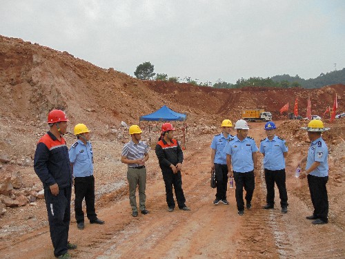 富興建設(shè)公司+盧玉�?三明市公安局、應(yīng)急局聯(lián)合檢查組在富興建設(shè)公司項(xiàng)目施工現(xiàn)場(chǎng)檢查~1.jpg