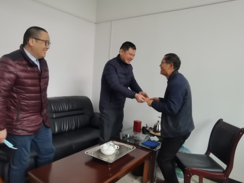 格式工廠民化建設(shè) 徐澍�?海峽科化公司黨委委員、董事、副總經(jīng)理祁忠清到民化建設(shè)公司春節(jié)送溫�?.jpg