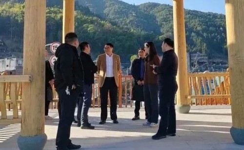 海峽科化公司黨委書(shū)記、董事長(zhǎng)吳彩洪到福安市城陽(yáng)鎮(zhèn)仙嶺村調(diào)研鄉(xiāng)村振興工作并慰問(wèn)駐村干部3.jpg